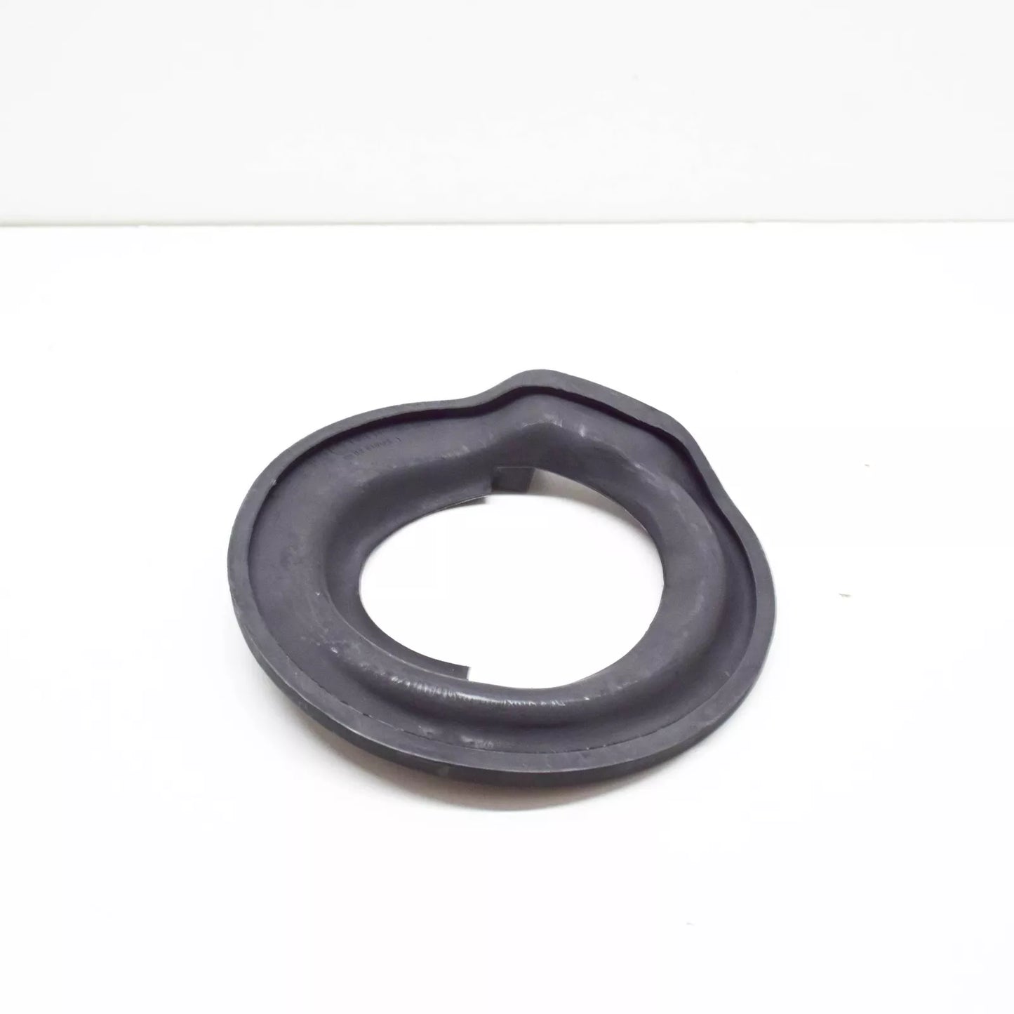 NEW BMW 7 E38 LOWER SPRING PAD 31331094795 1094795 ORIGINAL