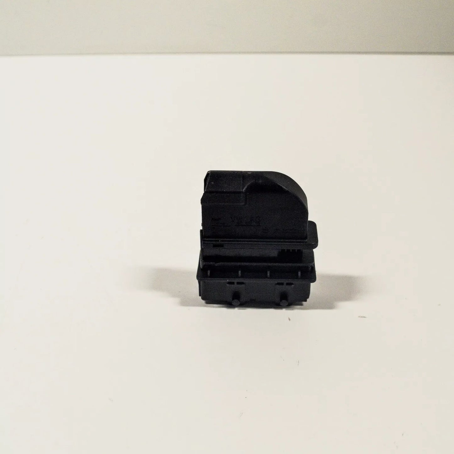 NEW AUDI A1 8X FLAT CONTACT HOUSING WITH LOCKING MECHANISM 8K0972701 ORIGINAL