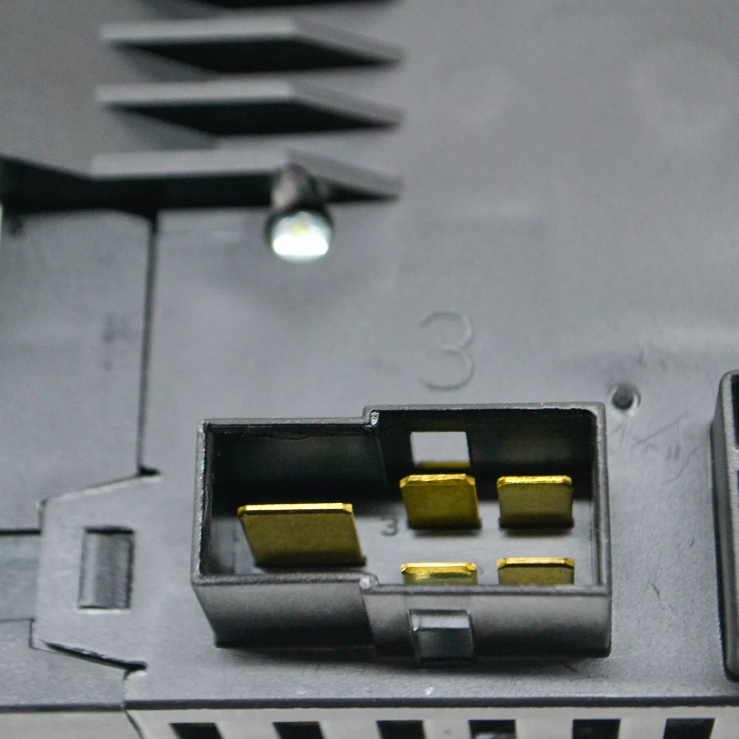 NEW MERCEDES-BENZ SPRINTER W905 FUSE BOX A9015400150