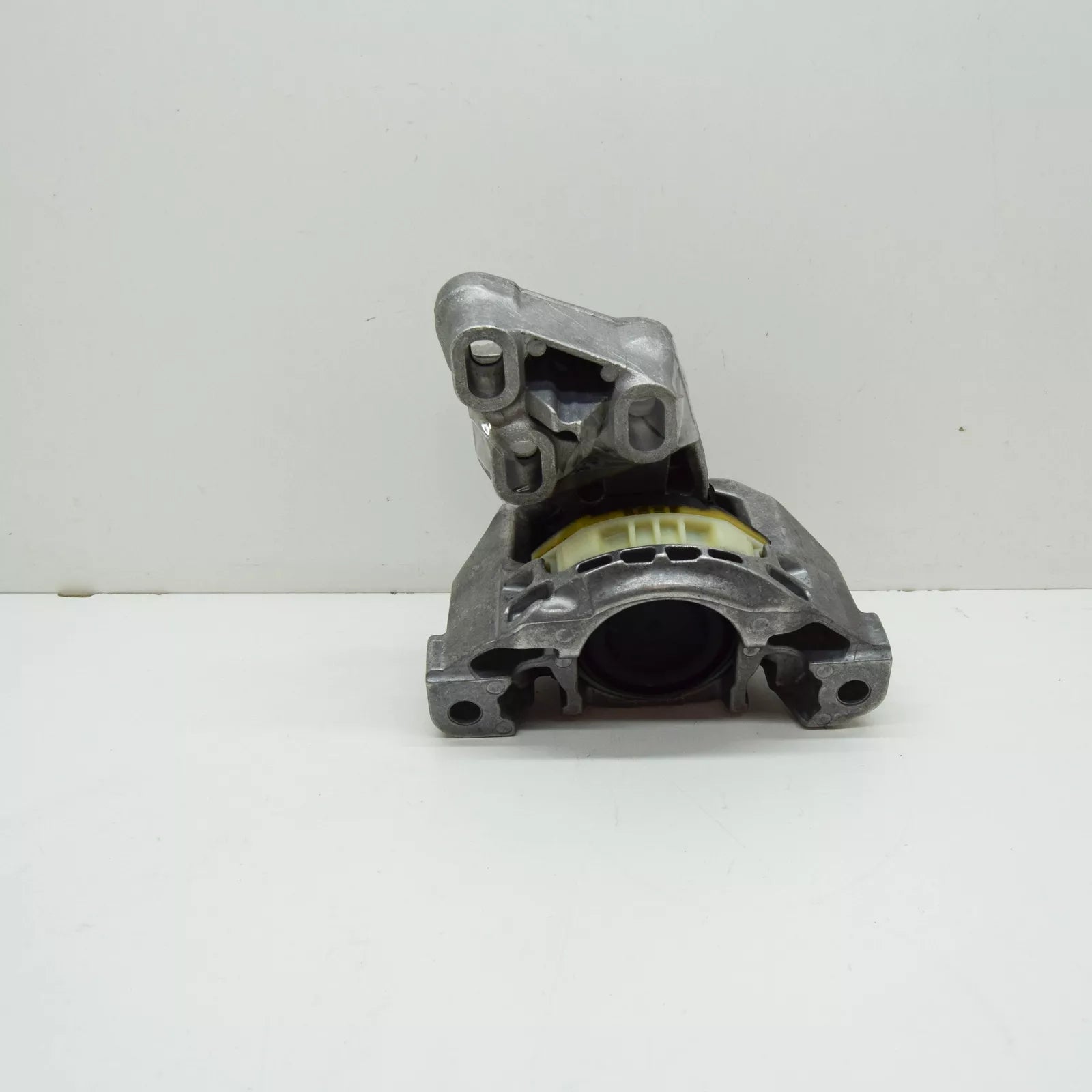 NEW MERCEDES-BENZ CLA COUPE C117 GEARBOX TRANSMISSION MOUNT A2462402317 ORIGINAL