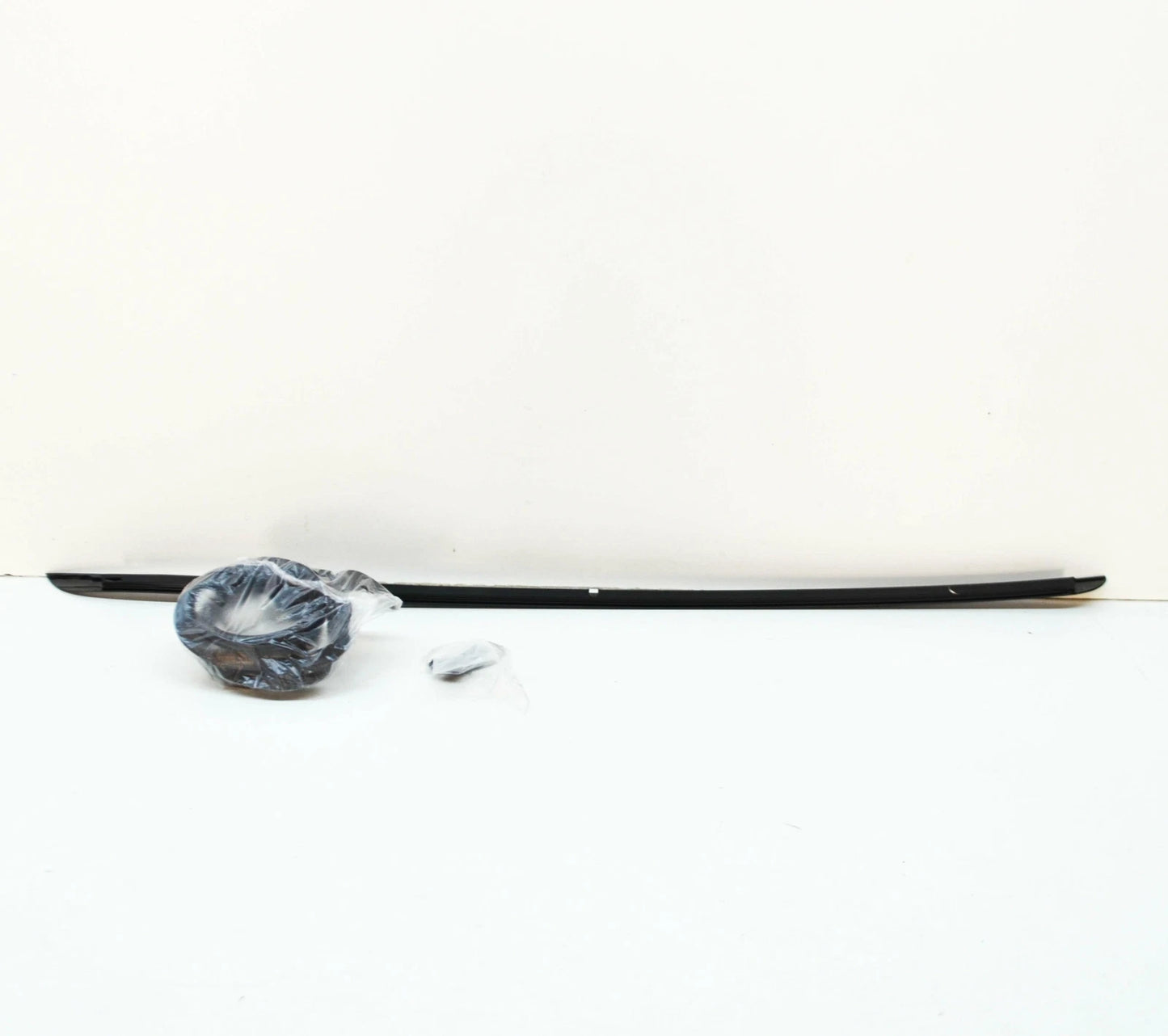 NEW BMW X3 F25 FRONT WINDSHIELD RIGHT DRIP MOULDING 51317286180 7286180 ORIGINAL