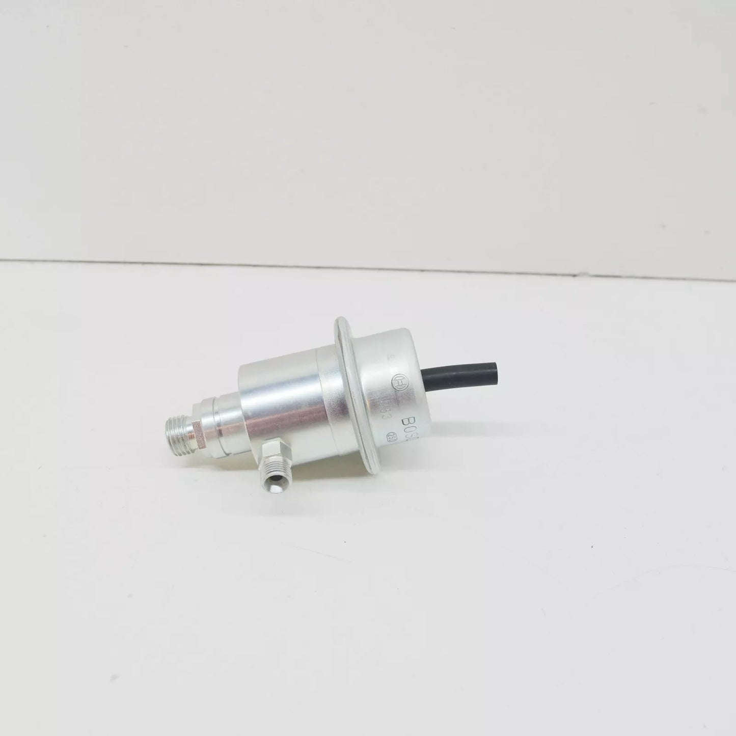 NEW MB E-CLASS W124 FUEL PRESSURE REGULATOR A0000780392 3.0 PETROL ORIGINAL