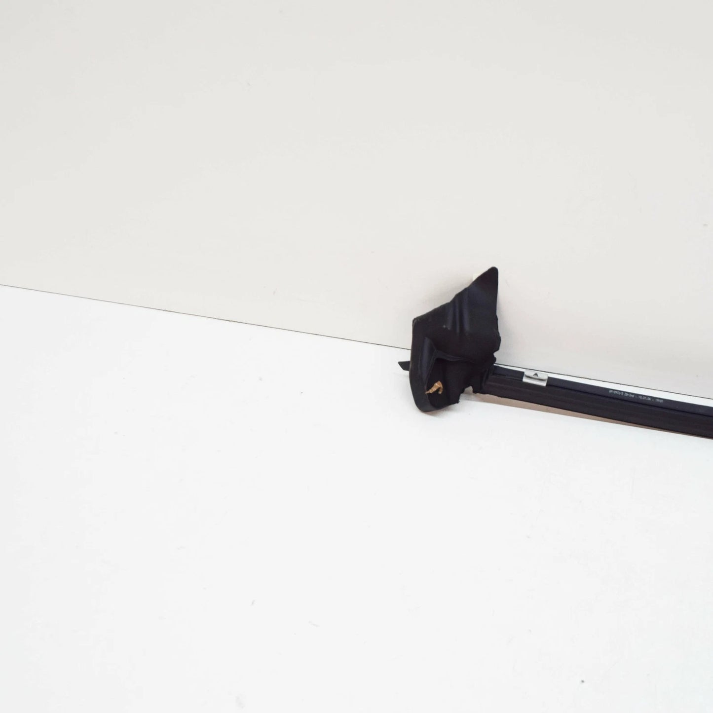 NEW MB CL C215 REAR RIGHT SIDE WINDOW OUTSIDE SEALING RAIL A2156700438