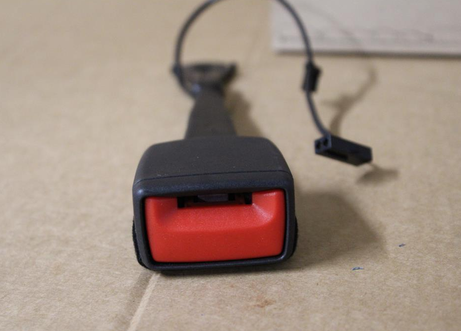 NEW VW GOLF CD MK8 FRONT LEFT SEAT BELT BUCKLE 8Y0857755MNB ORIGINAL