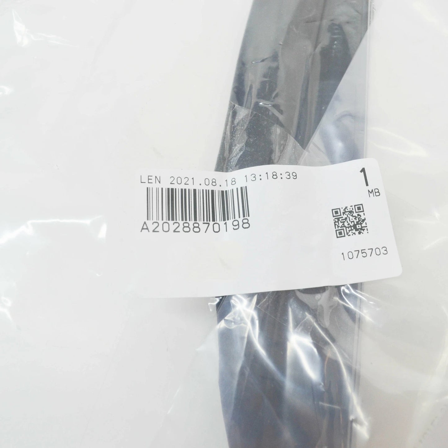 NEW MERCEDES-BENZ C W202 FRONT LEFT ENGINE HOOD BRACKET SEAL A2028870198