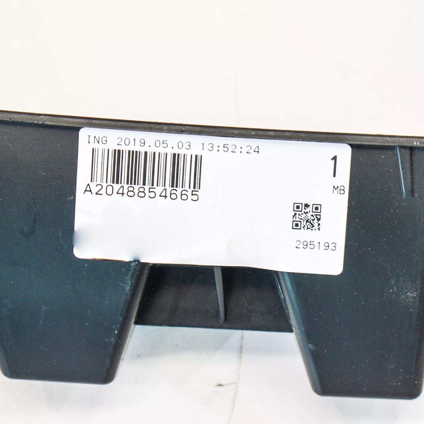 NEW MB C W204 AMG FRONT BUMPER CENTER MOUNTING A2048854665 ORIGINAL