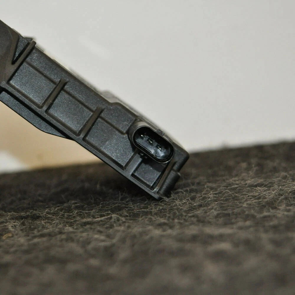 NEW MERCEDES-BENZ C-CLASS W205 BATTERY TRAY CLAMP A0009061505 ORIGINAL