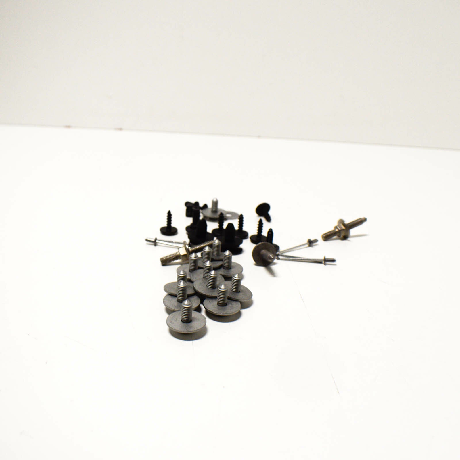 NEW AUDI A5 8W6 FRONT FENDER HARDWARE KIT 8W6098625 ORIGINAL