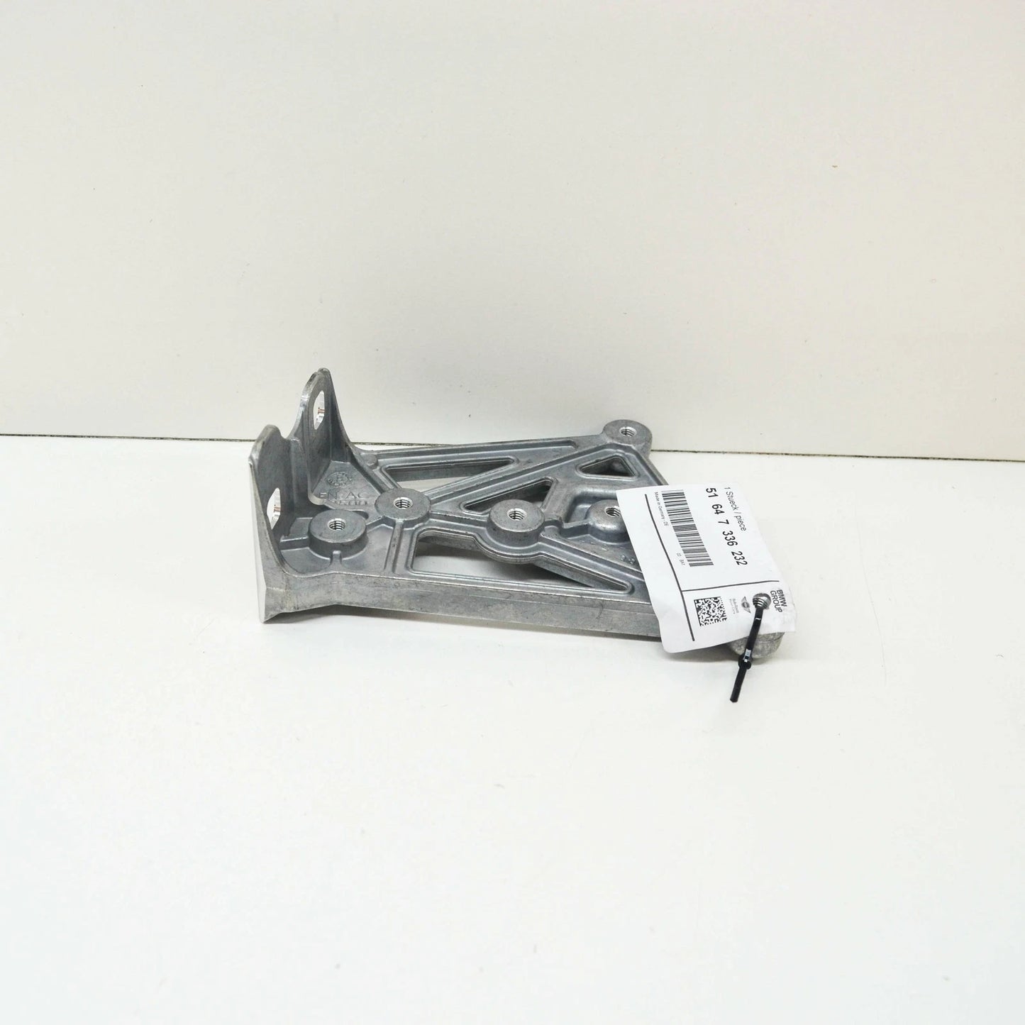NEW BMW I8 I12 FRONT BRACE RIGHT BRACKET 51647336232 ORIGINAL