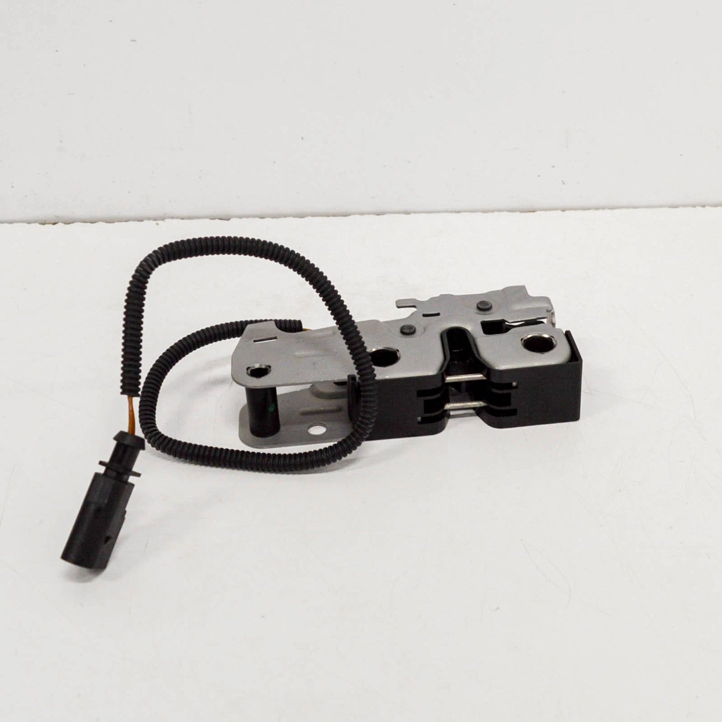 NEW VOLKSWAGEN JETTA MK5 BONNET LOCK 1K1823509E 2008