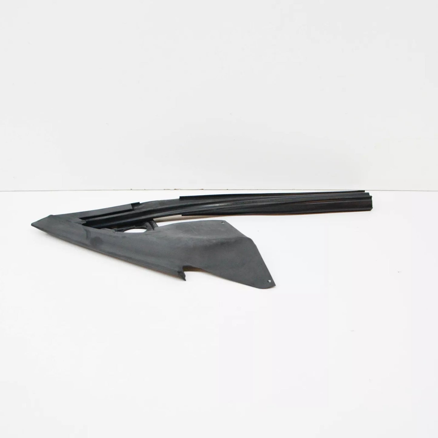 NEW BMW 3 E46 FRONT RIGHT WINDOW GUIDE 51328194736 8194736 ORIGINAL