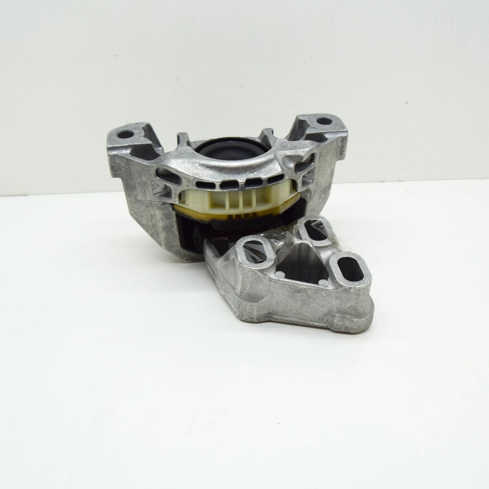 NEW MERCEDES-BENZ CLA COUPE C117 GEARBOX TRANSMISSION MOUNT A2462402317 ORIGINAL