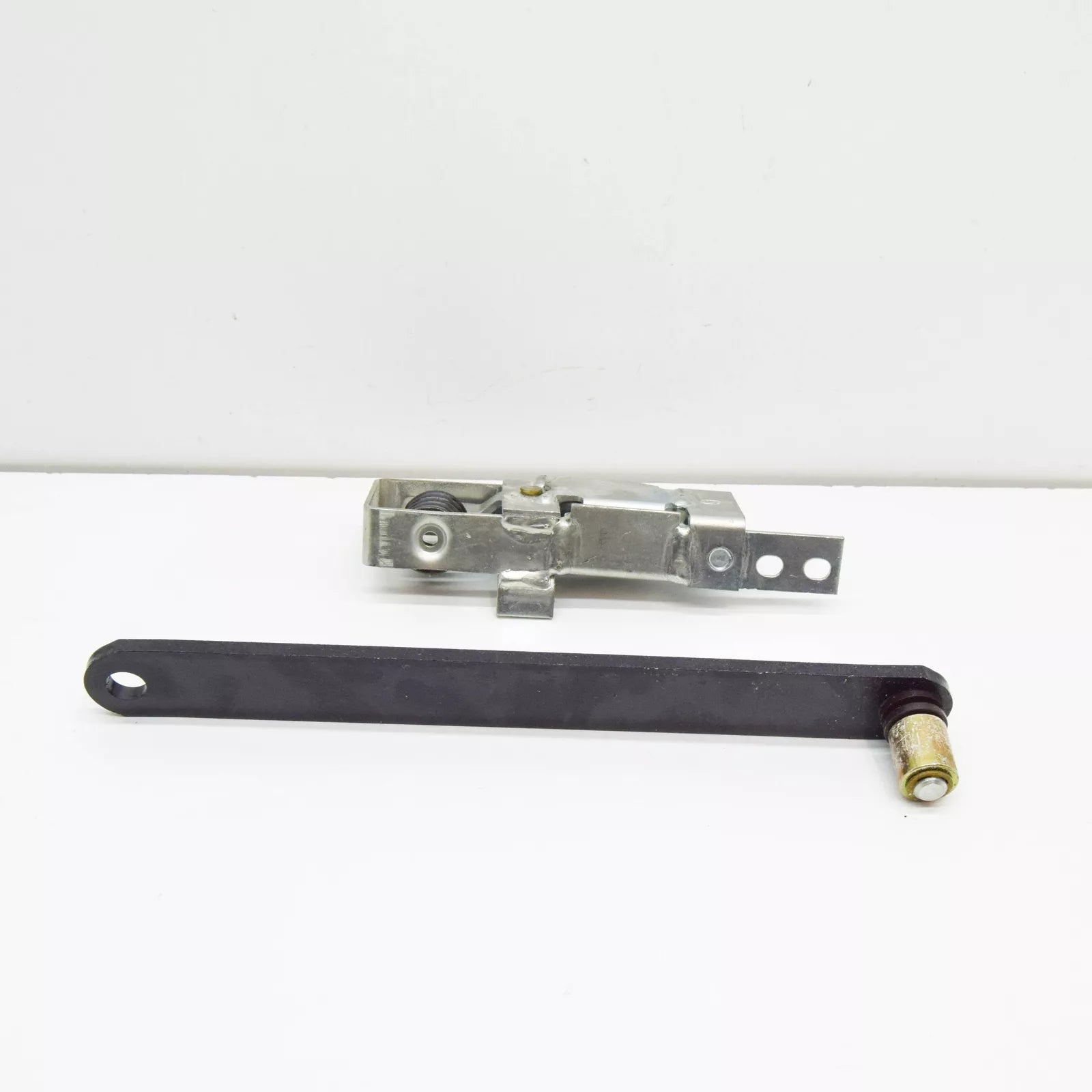 NEW MERCEDES-BENZ G W460 DOOR CATCH A4607600188 ORIGINAL