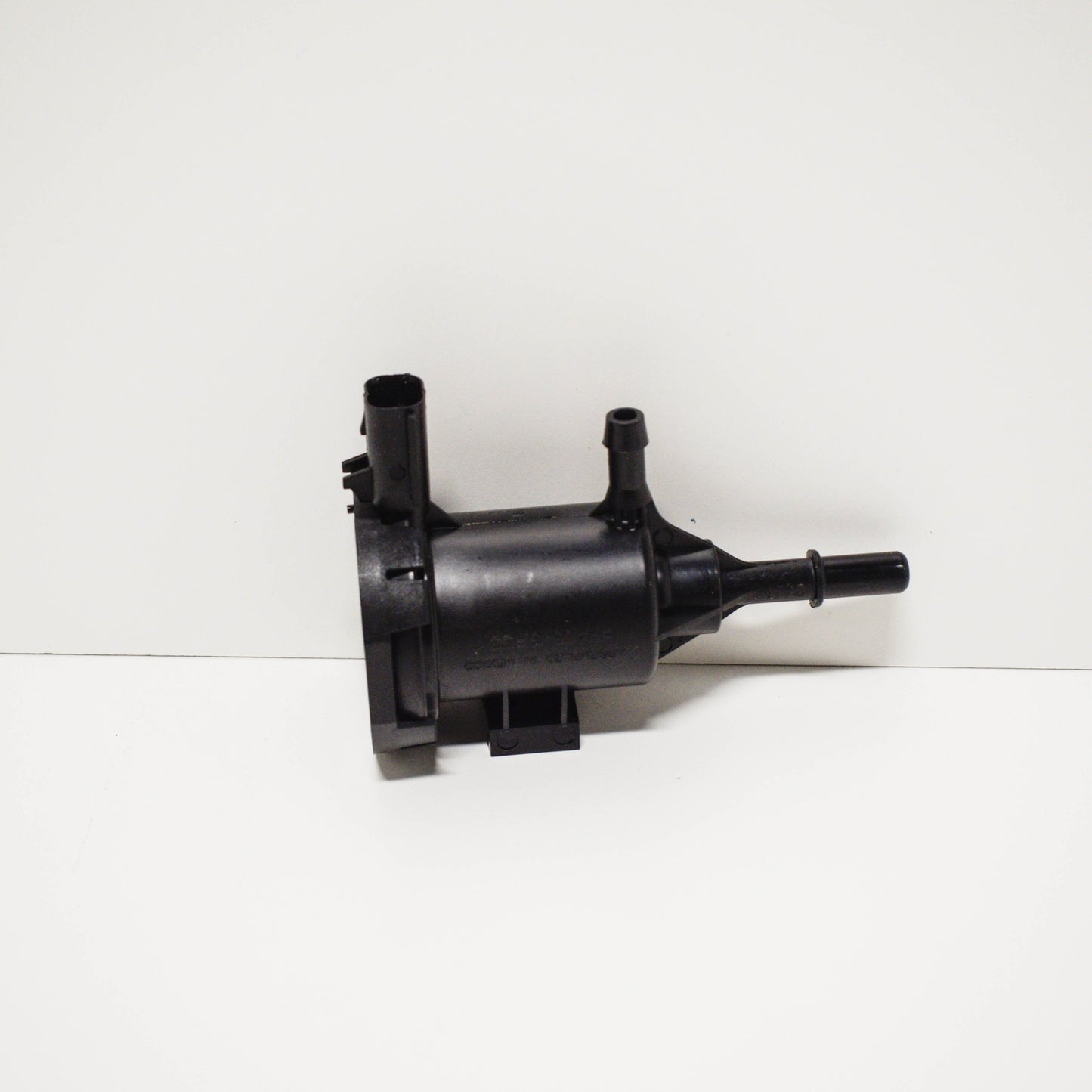 NEW MERCEDES BENZ GLA X156 FUEL PURGE VALVE A0004760600 ORIGINAL