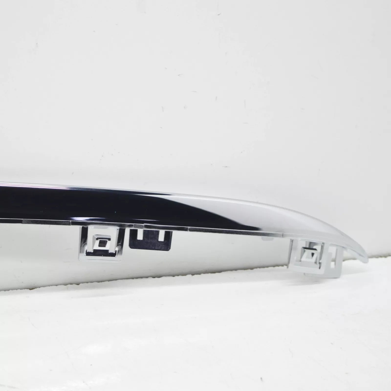 NEW MB CLS C257 FRONT BUMPER LOWER CENTER TRIM MOLDING A2578850302