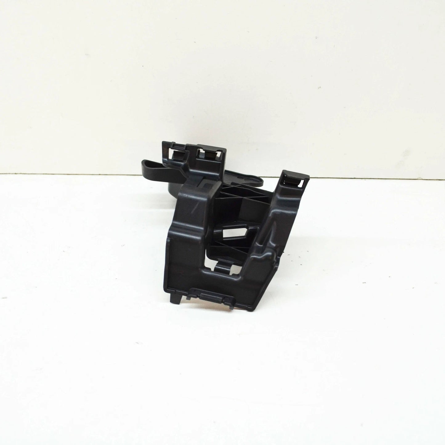 NEW MERCEDES-BENZ C W205 REAR LEFT BUMPER BRACKET A2058850314