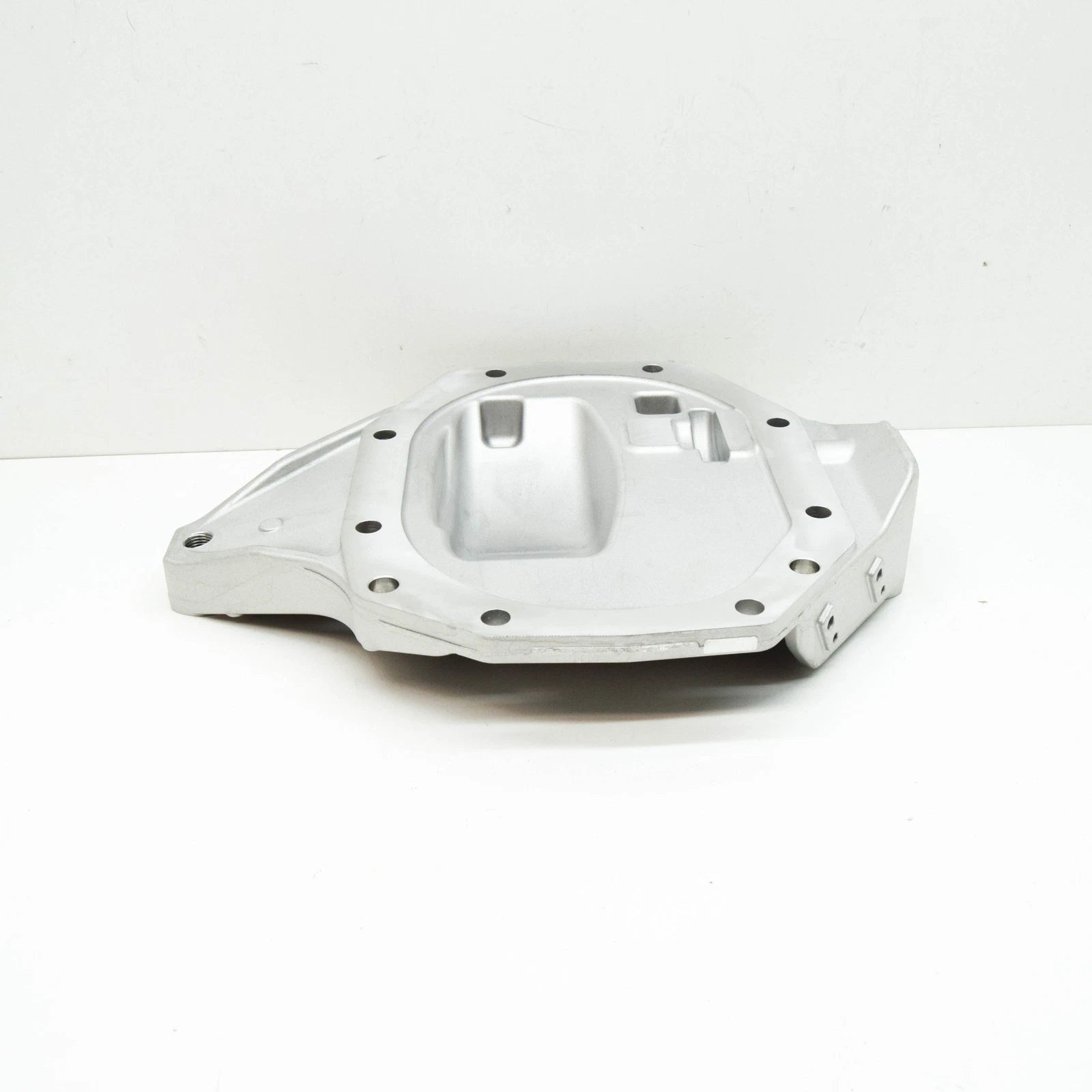 NEW MERCEDES-BENZ C W205 REAR AXLE HOUSING END COVER A2053513700 ORIGINAL