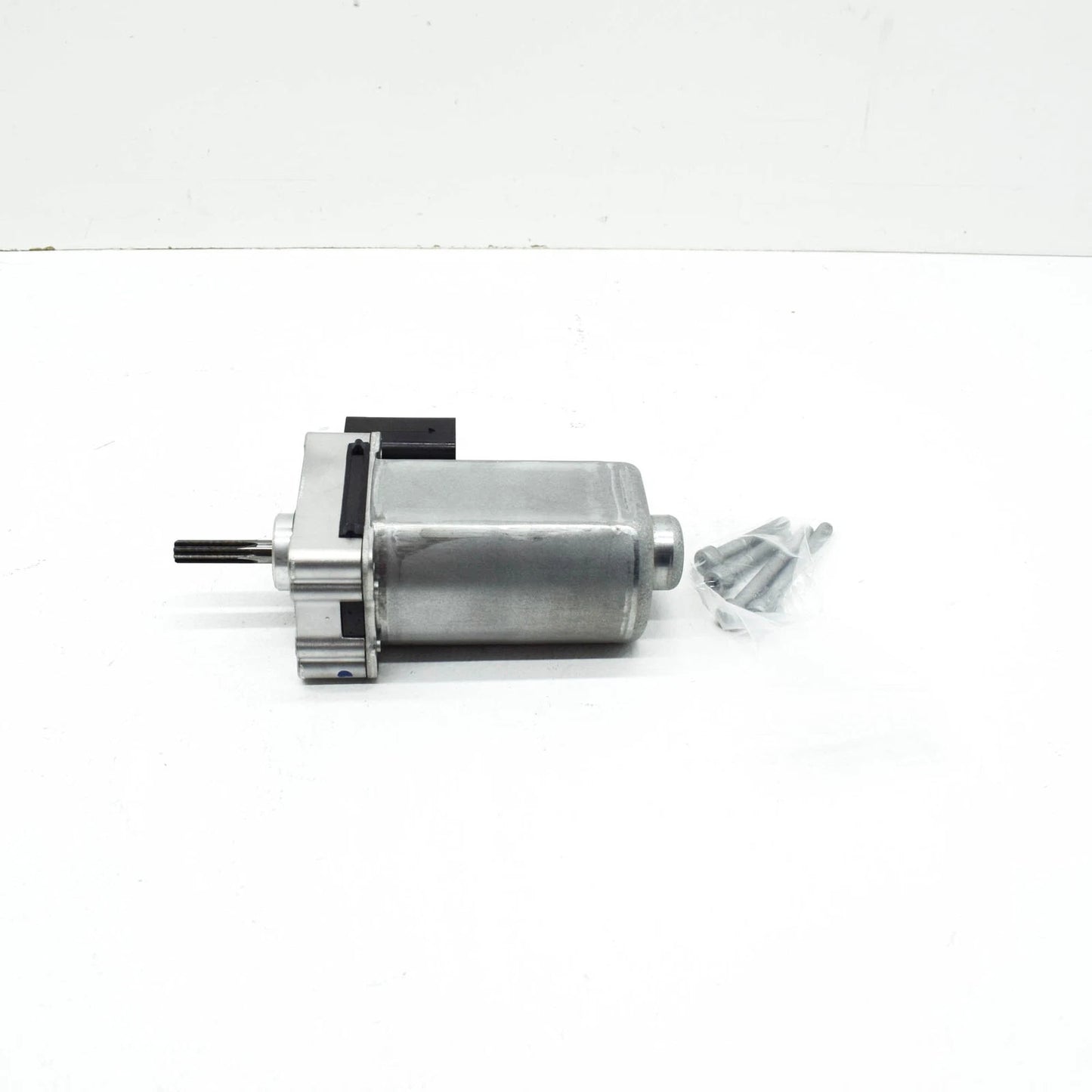 NEW MERCEDES-BENZ CLA COUPE C118 REAR AXLE ACTUATOR MOTOR A2479060903