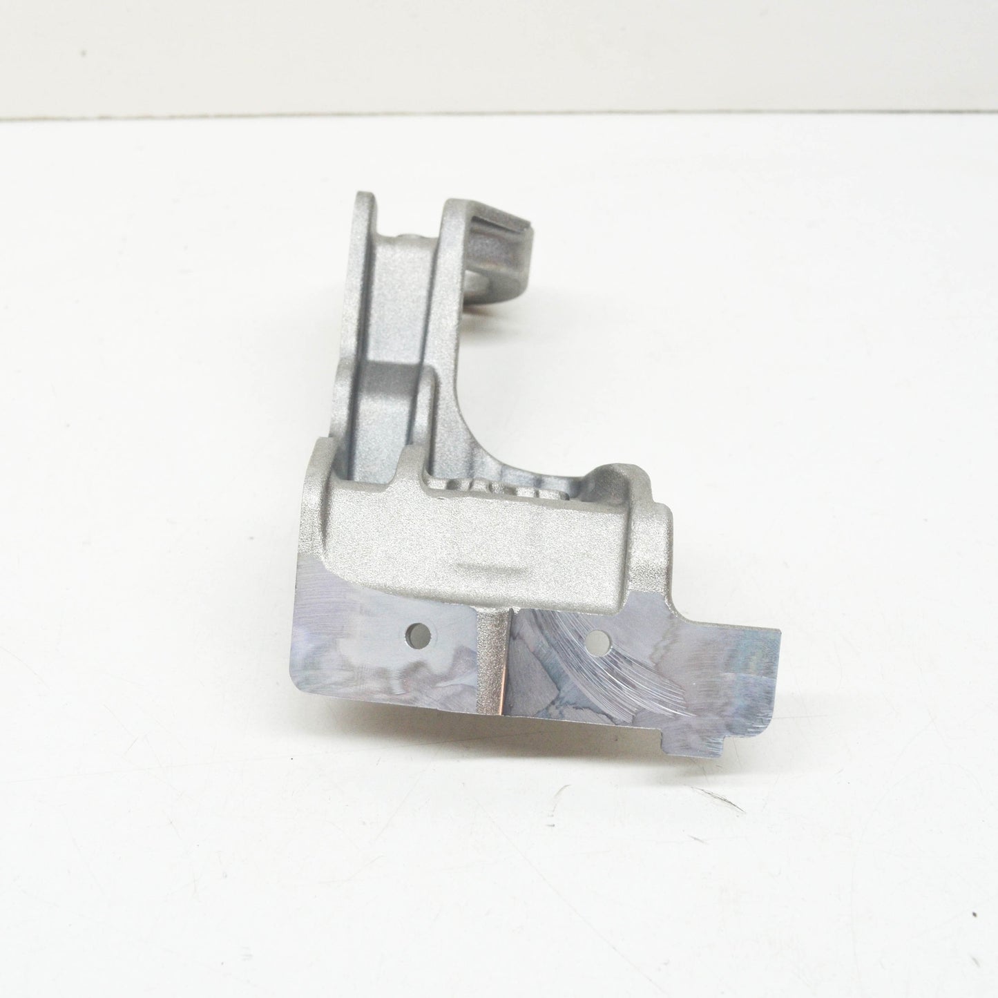 NEW MB E W213 FRONT RIGHT LOWER RADIATOR BRACKET MOUNT A2135052200 ORIGINAL