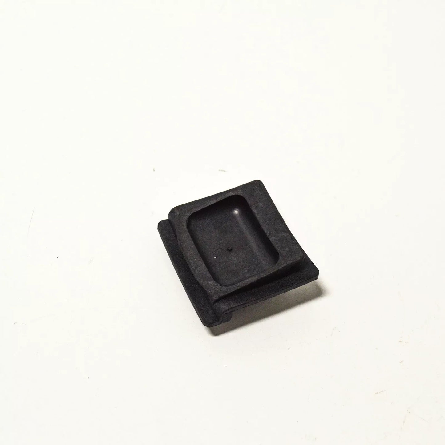 NEW BMW 8 E31 VACUUM CAP 24001422960 1422960