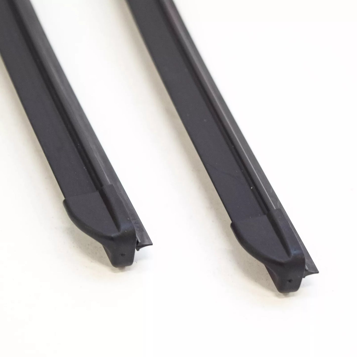 NEW VOLKSWAGEN PASSAT 3B FRONT WINDSCREEN AERO WIPER BLADES SET LHD 3B0998002A