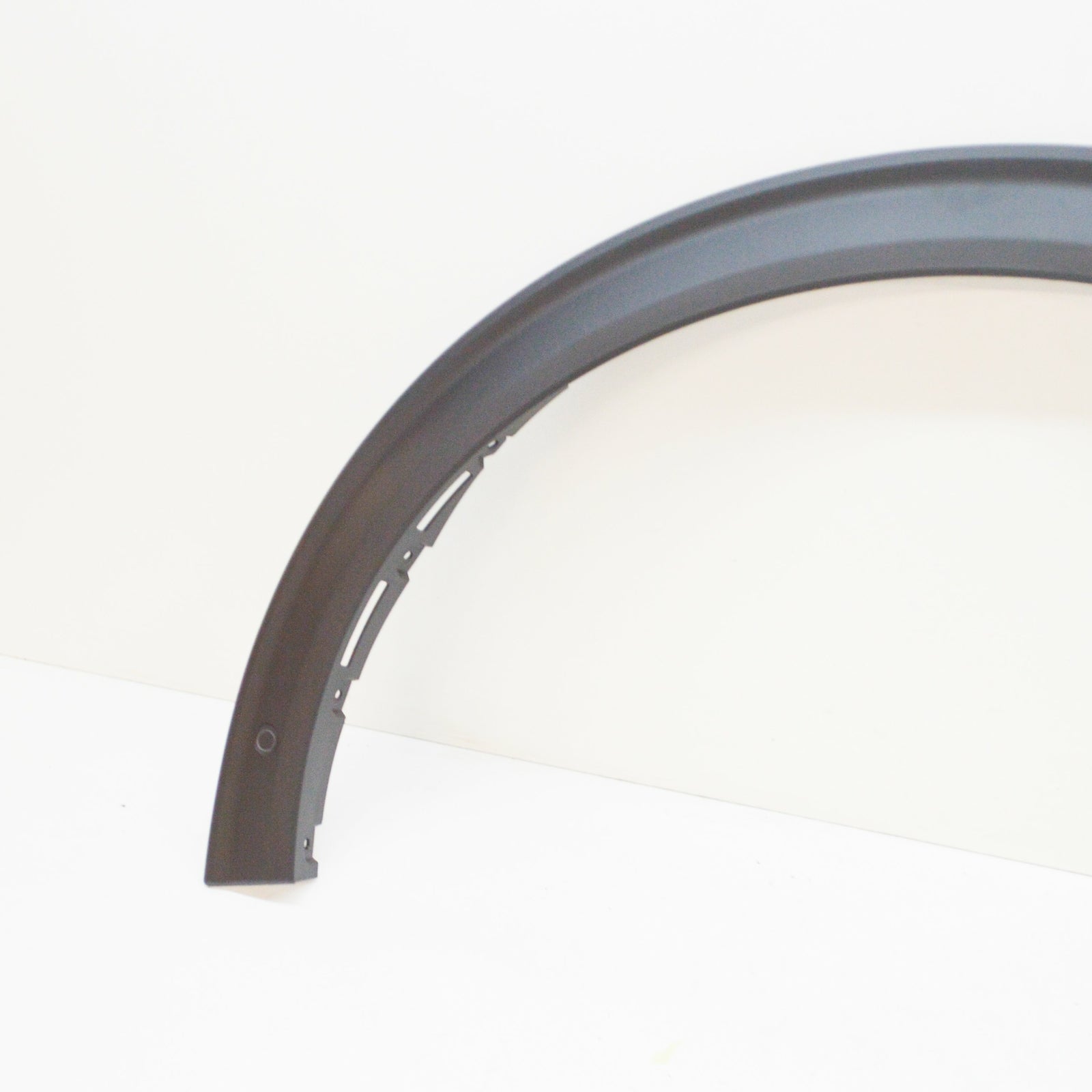 new ford explorer mk6 u625 front left wheel arch moulding 2414062 original