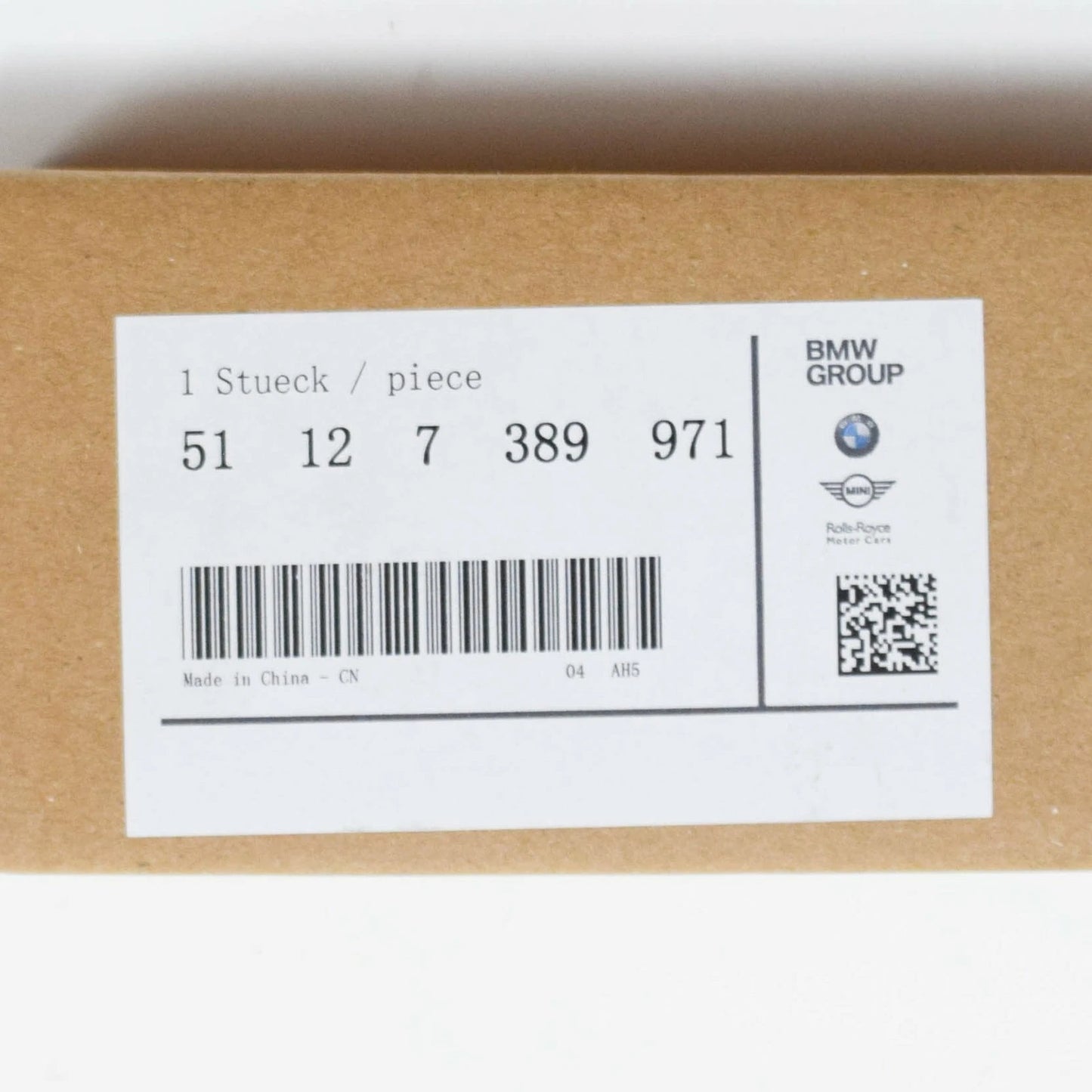 NEW BMW 5 G30 REAR BUMPER CENTER MOLDING TRIM STRIP 51127389971 ORIGINAL