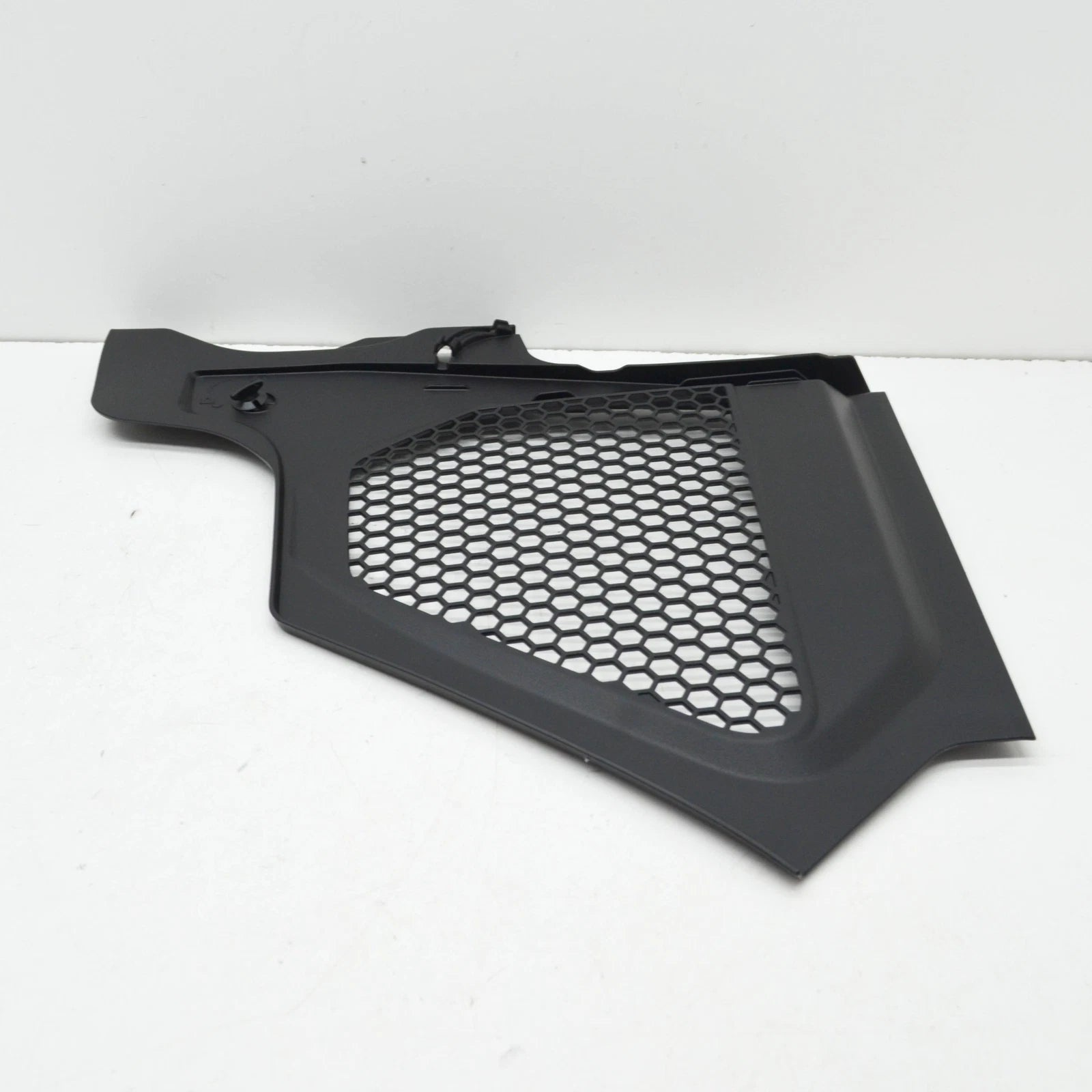 NEW BMW M4 COUPE G82 FRONT RIGHT WINDSHIELD COVER COWL PANEL 51718074669