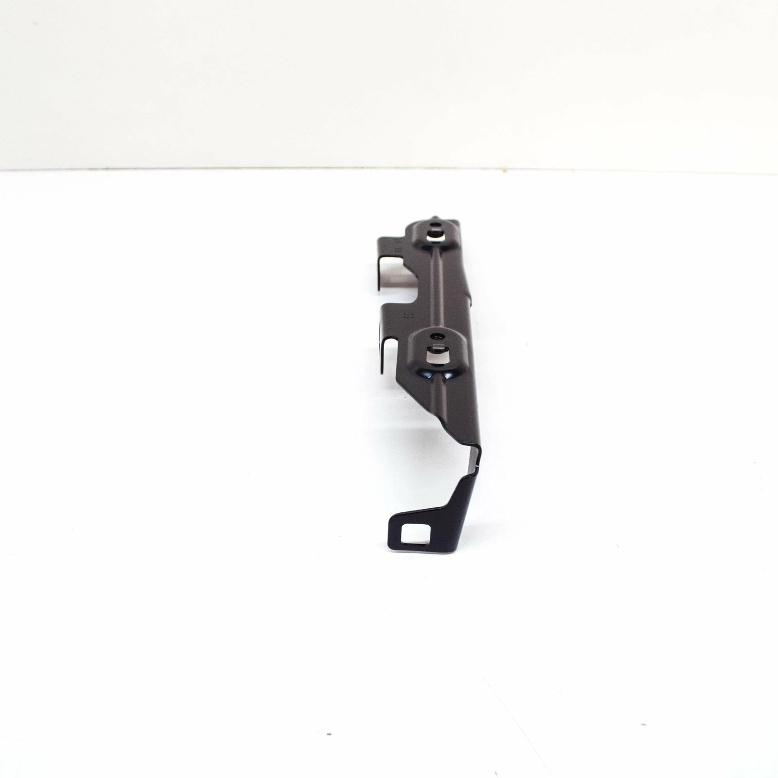 NEW BMW M4 F82 RADIATOR LOWER RIGHT BRACKET 51648055672 8055672 2016