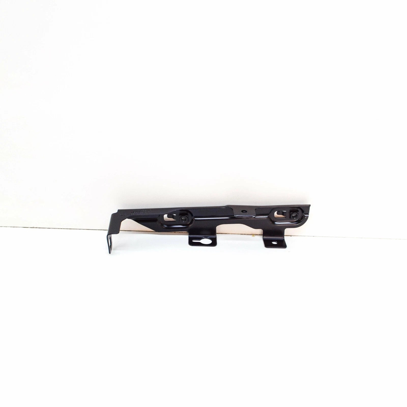 NEW BMW M4 F82 RADIATOR LOWER RIGHT BRACKET 51648055672 8055672 2016