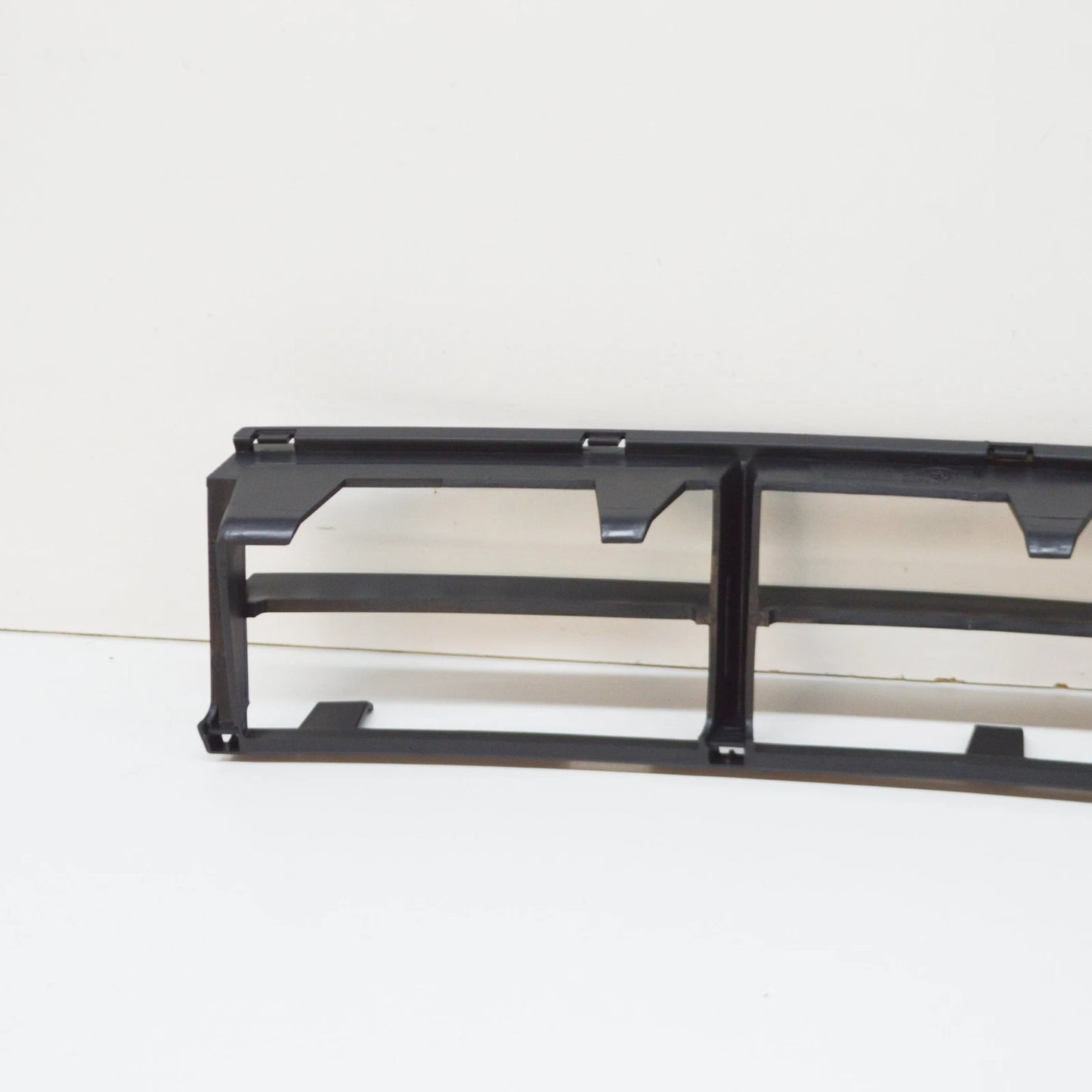 NEW BMW 5 E39 FRONT BUMPER LOWER CENTER GRILLE 51118235671 ORIGINAL