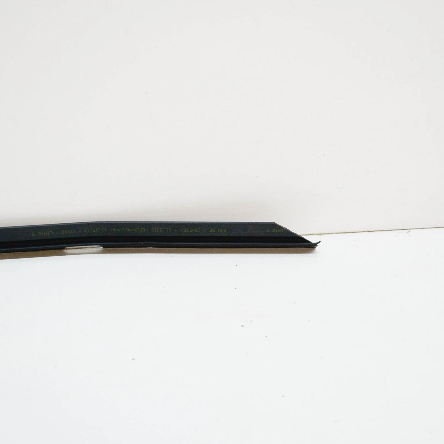 NEW BMW 5 E28 REAR RIGHT DOOR OUTER WEATHERSTRIP 51221864290 ORIGINAL