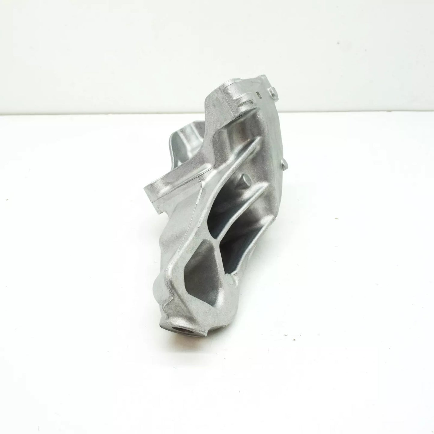 NEW MERCEDES-BENZ A W177 LEFT SIDE ENGINE BRACKET A6542231700 ORIGINAL
