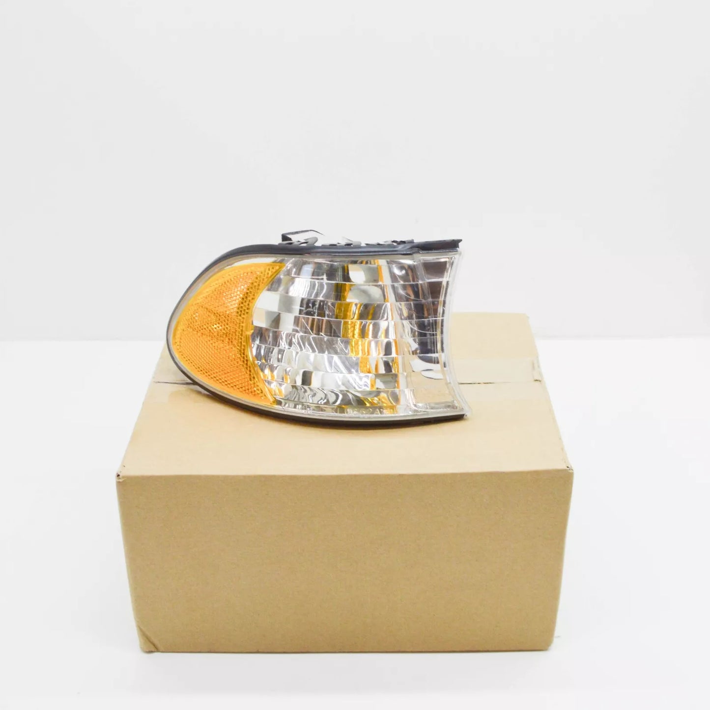 NEW BMW 7 E38 FRONT RIGHT WHITE TURN INDICATOR 6905322 63136905322 ORIGINAL