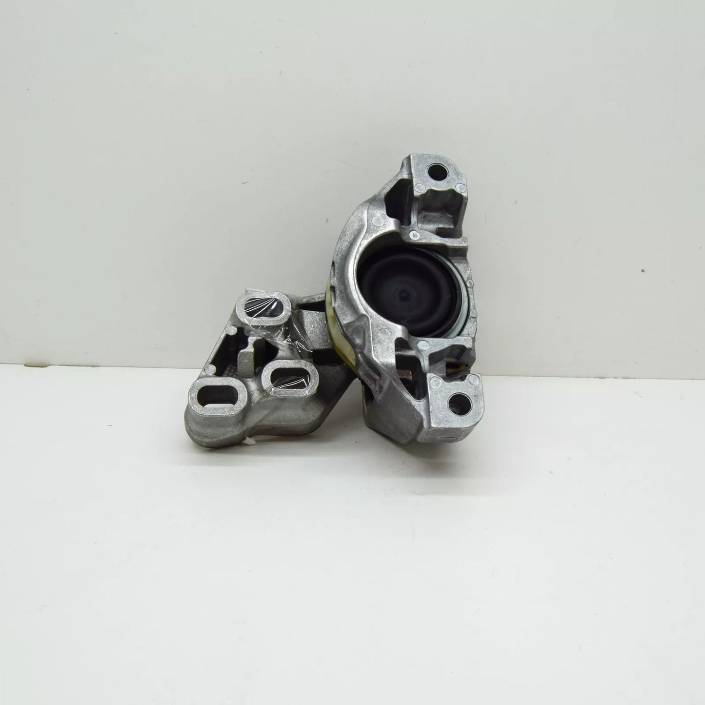 NEW MERCEDES-BENZ CLA COUPE C117 GEARBOX TRANSMISSION MOUNT A2462402317 ORIGINAL