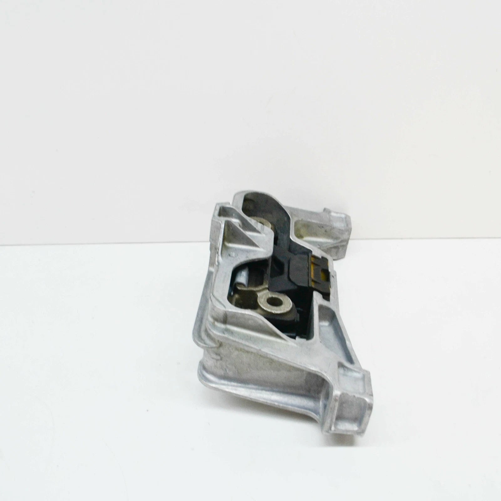 NEW MERCEDES-BENZ CLA COUPE C117 RIGHT SIDE ENGINE SUPPORT A2462402517 ORIGINAL