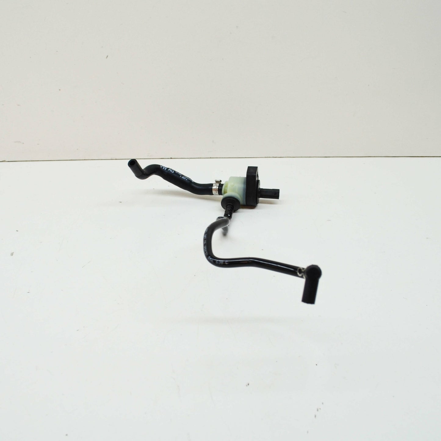 NEW AUDI A4 AVANT B7 ENGINE BREATHER HOSE 06E103207AR ORIGINAL