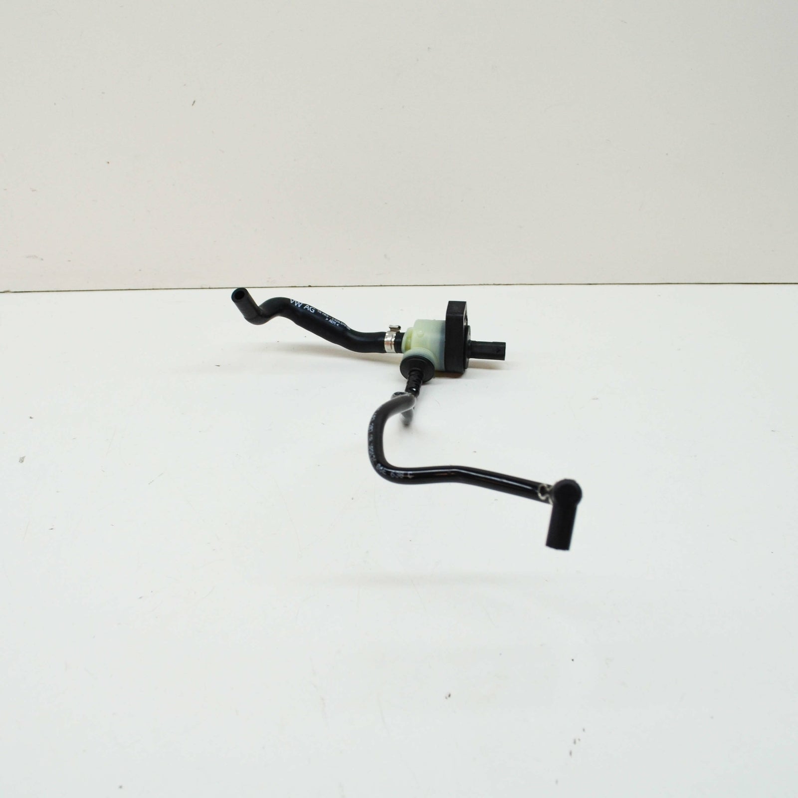 NEW AUDI A4 AVANT B7 ENGINE BREATHER HOSE 06E103207AR ORIGINAL