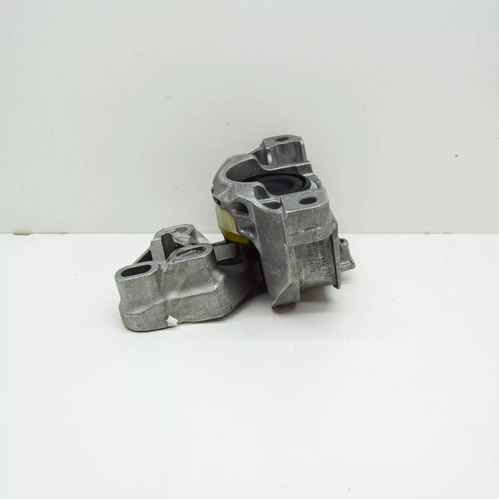 NEW MERCEDES-BENZ CLA COUPE C117 GEARBOX TRANSMISSION MOUNT A2462402317 ORIGINAL