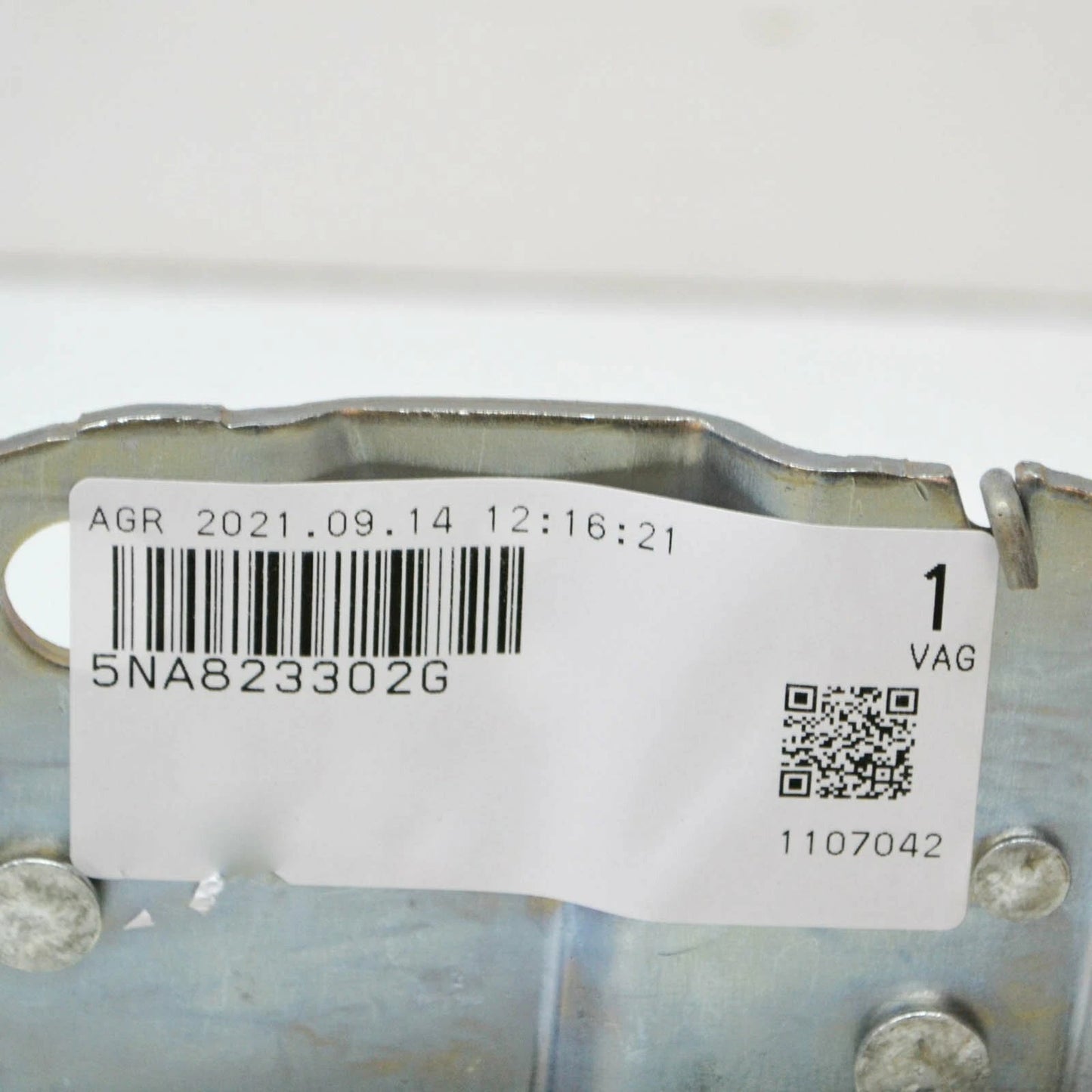 NEW VOLKSWAGEN TIGUAN AD FRONT RIGHT BONNET HOOD HINGE 5NA823302G ORIGINAL