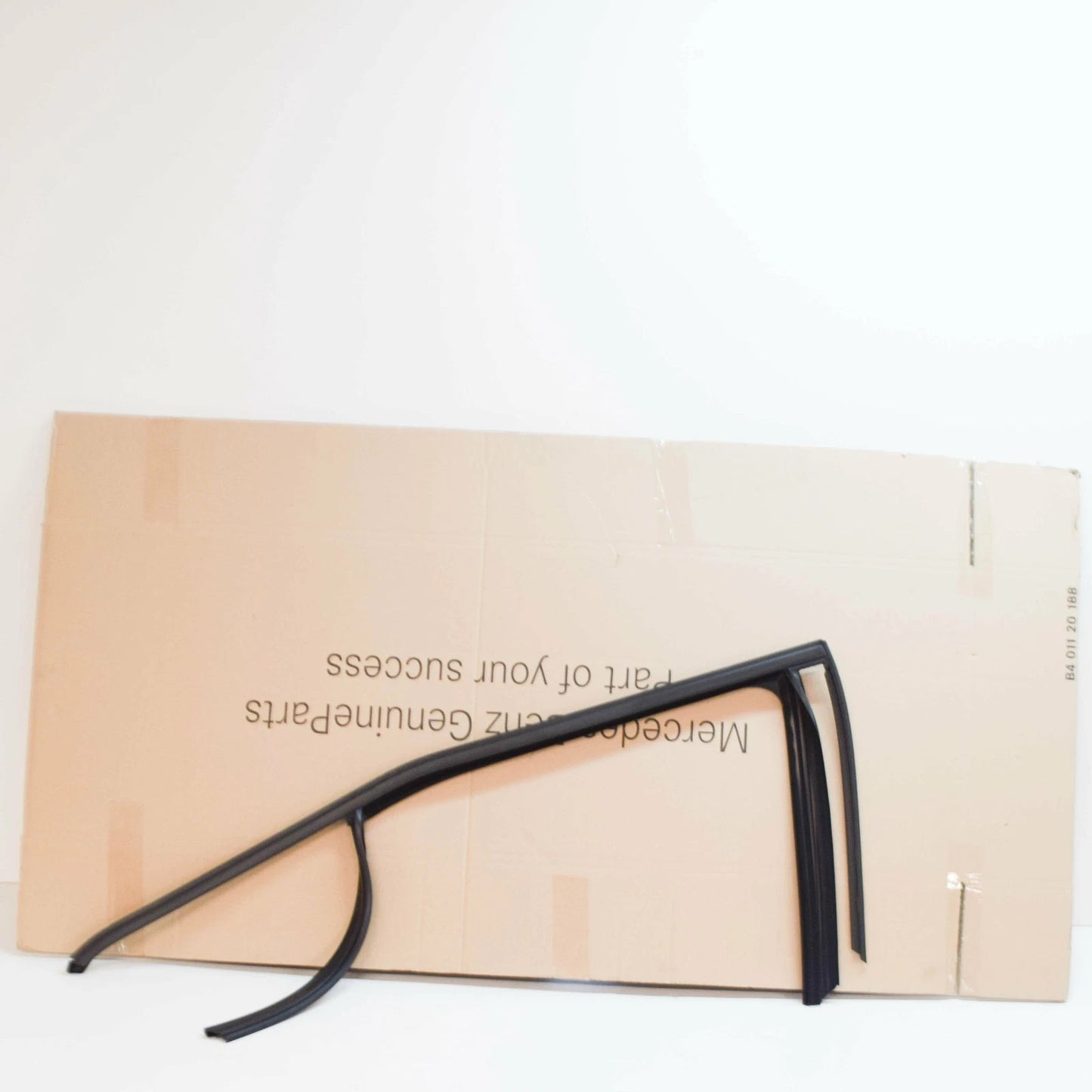 NEW MERCEDES-BENZ E-CLASS W212 REAR RIGHT WINDOW GUIDE A2127351825