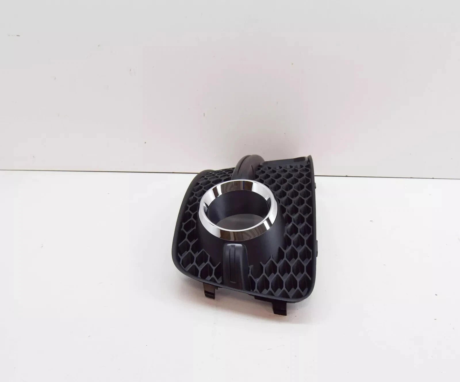 Audi Q5 8R Front Right Air Guide Grille 8R0807682F 01C 8R0807682F01C NEW