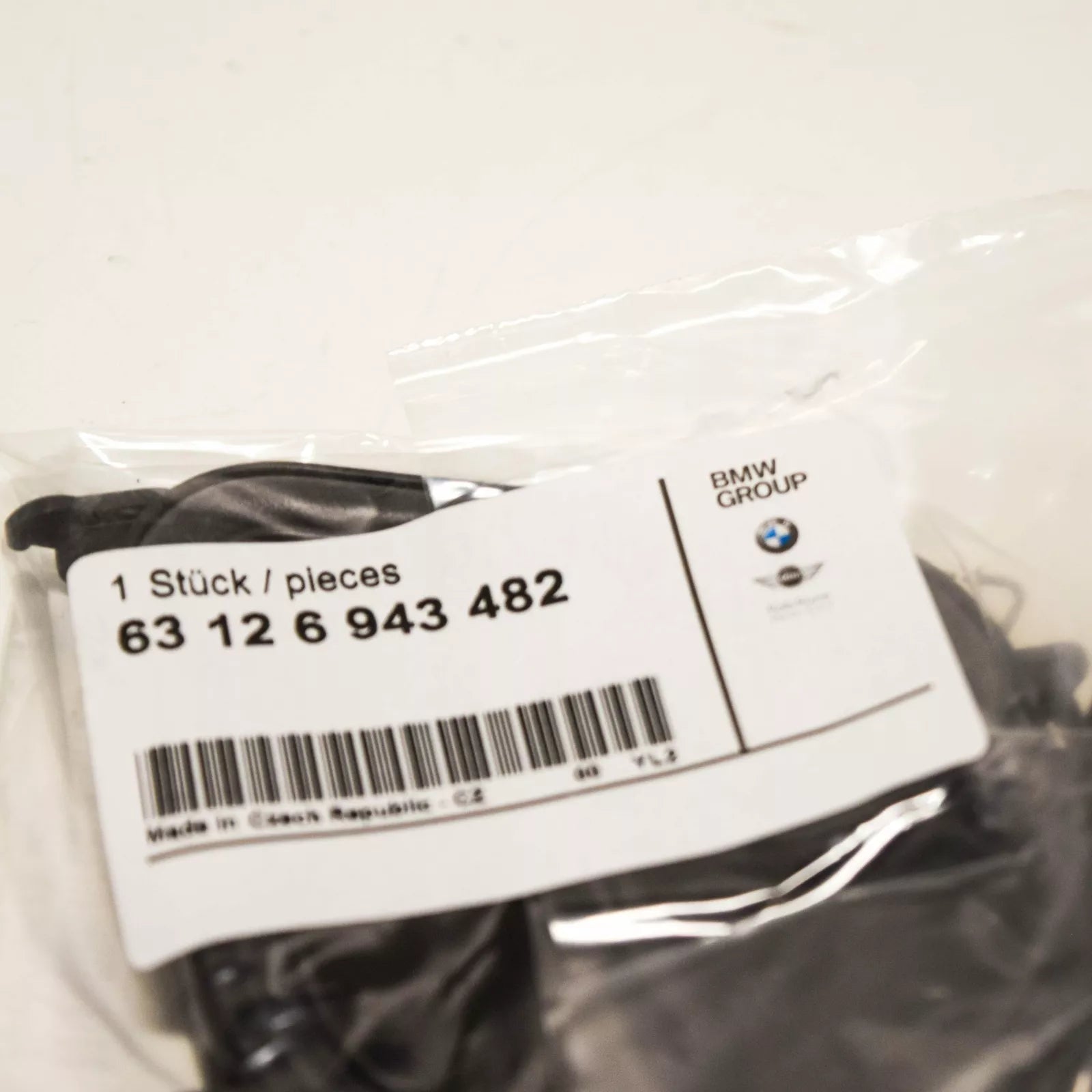 NEW BMW 6 E63 FRONT RIGHT HEAD LIGHT BULB COVER 63126943482 6943482 ORIGINAL