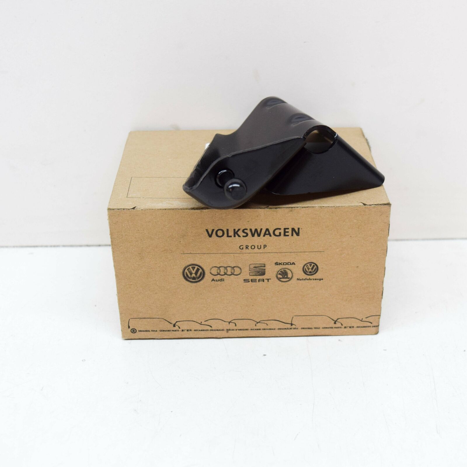 NEW AUDI Q3 8U HOOD LIFT SUPPORT STRUT LOWER RIGHT BRACKET 8U0823401A ORIGINAL