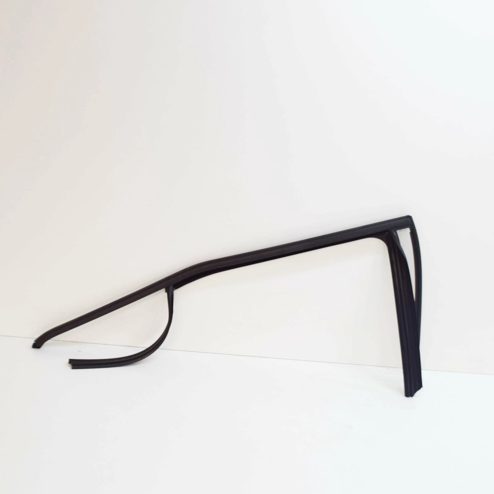 NEW MERCEDES-BENZ E-CLASS W212 REAR RIGHT WINDOW GUIDE A2127351825