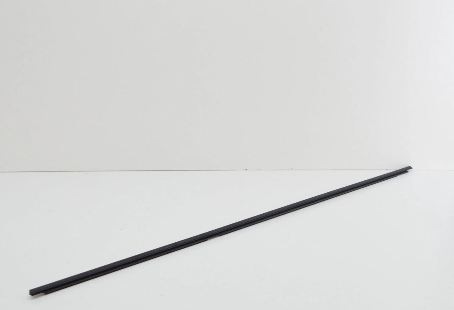 NEW BMW 5 E39 REAR RIGHT OUTER WINDOW SEAL 51228189276 8189276 ORIGINAL