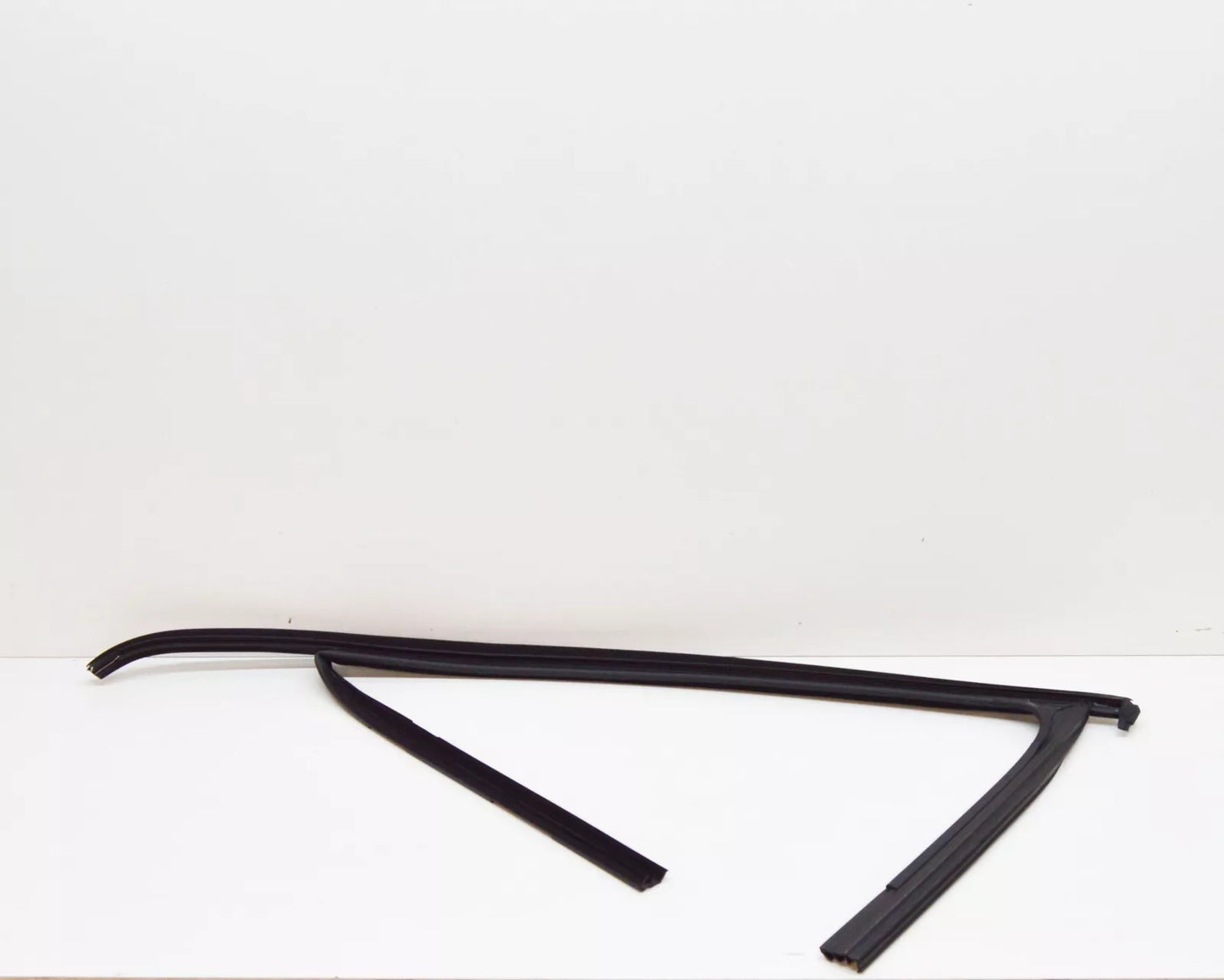 NEW VOLKSWAGEN TIGUAN MK1 FRONT RIGHT DOOR WINDOW GUIDE 5N0837432G5AP ORIGINAL