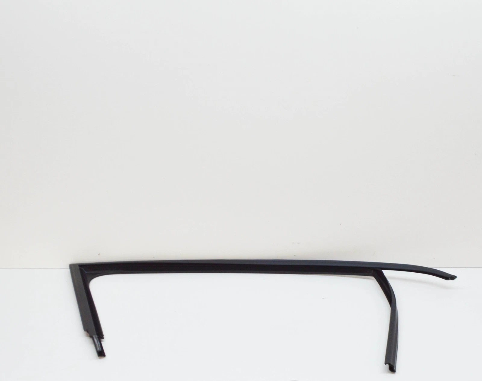 NEW VOLKSWAGEN JETTA A6 FRONT RIGHT WINDOW GUIDE 5C68374325AP ORIGINAL