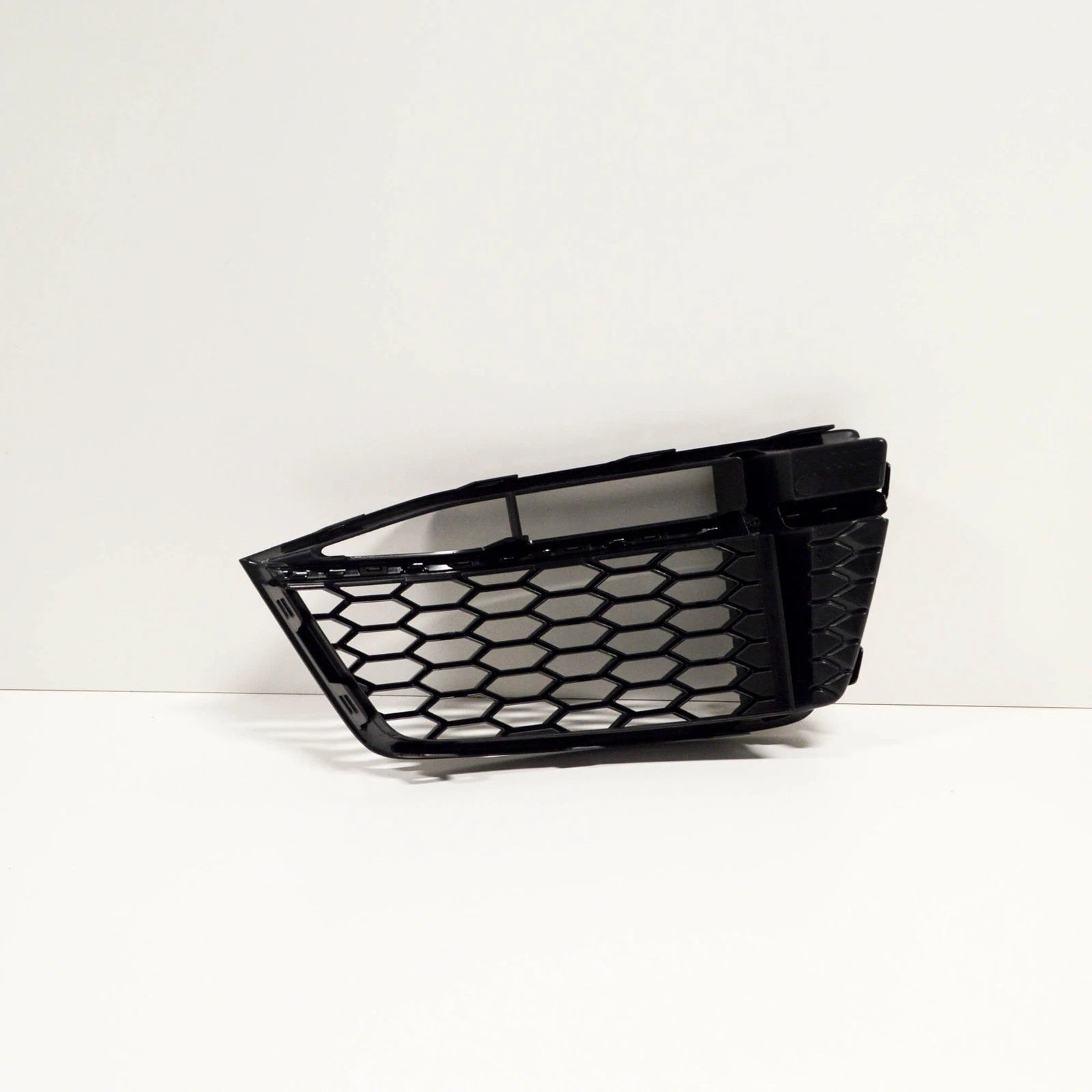 NEW AUDI TT FV FRONT BUMPER LEFT GRILLE 8S0807681A3Q7