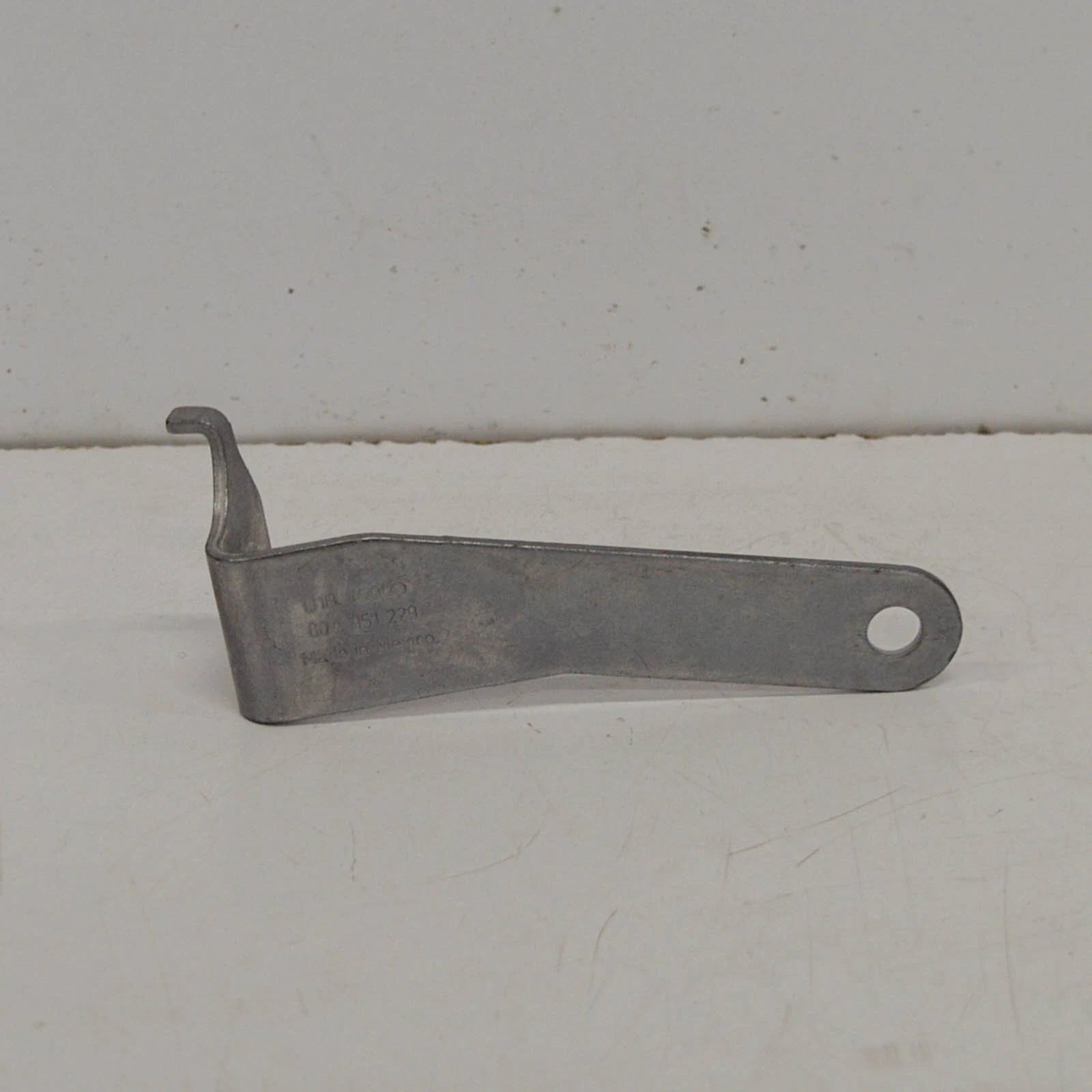 NEW AUDI Q5 80A LOW NOTE HORN MOUNT BRACKET 80A951229 ORIGINAL